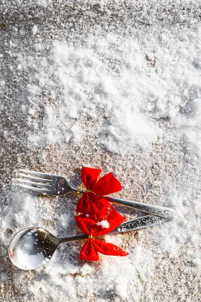 クリスマス料理の背景 フォーク スプーン 赤の弓 フラット トップ ビュー レイアウト コピー スペース — ストック写真