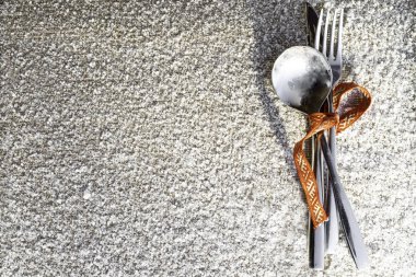 Noel ve yeni yıl kutlama karlı zemin üzerine kırmızı kurdele ile davetiye tasarım arka plan olarak gümüş