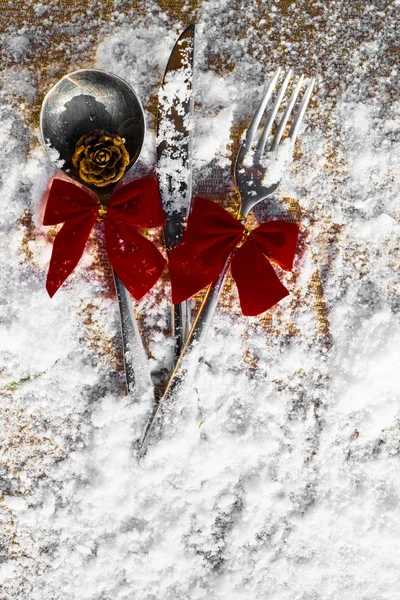 Bella Tavola Natale Impostazione Inverno Con Coni Decorazione Archi Rossi — Foto Stock