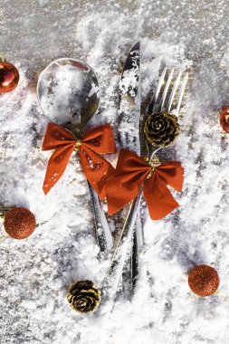 Güzel Noel masa dekorasyon koniler, kırmızı ok ve topları kopya alanı kış ayarında