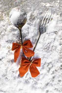 Noel şenlikli gıda arka plan, çatal, kaşık ve kırmızı yay. Üstten görünüm, düz yatıyordu, kopya alanı