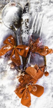 Güzel Festival Noel tablo ayarı çatal ile kırmızı yay, şerit