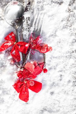 Güzel Festival Noel tablo ayarı çatal ile kırmızı yay, şerit