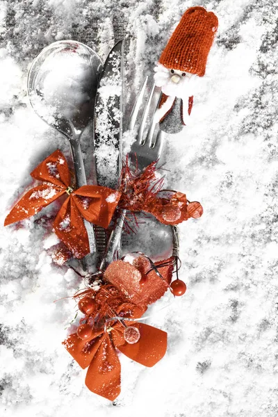 Vackra Festlig Jul Bord Inställningen Bestick Med Röda Rosetter Santa — Stockfoto