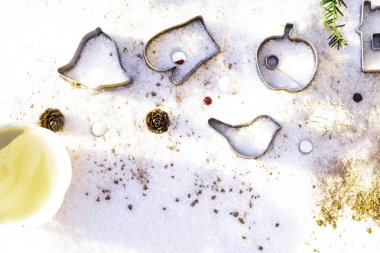 Noel pişirme, kahve ve dekorasyon, ağaç dalı, toz tarçın, koni fincan kek formları