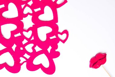 bir kırmızı kalpler ve beyaz arka plan üzerinde metin için pembe dudak yer tebrik kartı