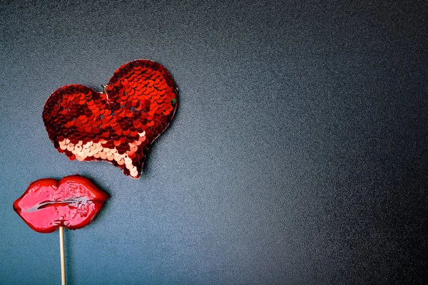 赤いハート 黒の背景 バレンタイン 除草日 愛の概念の唇のアップ Clouse — ストック写真