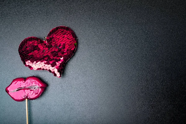 ピンクのハート 黒の背景 バレンタイン 除草日 愛コンセプト コピー スペースと唇のアップ Clouse — ストック写真