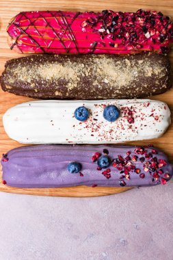 ahşap arka plan kopya alanı üzerinde lezzetli eklerleri renkli Grup