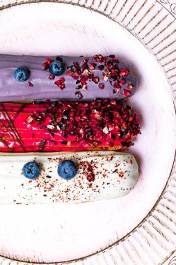 Beyaz arka plan üzerinde izole renkli eklerleri kırmızı beyaz menekşe ile yaban mersini, ahududu,