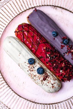 Beyaz arka plan üzerinde izole renkli eklerleri kırmızı beyaz menekşe ile yaban mersini, ahududu,