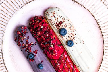 Beyaz arka plan üzerinde izole renkli eklerleri kırmızı beyaz menekşe ile yaban mersini, ahududu,