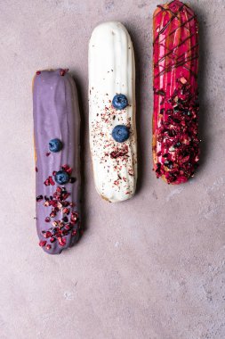 tatlı ve renkli pasta siyah arka plan üzerine. Fransız pasta. üstten görünüm