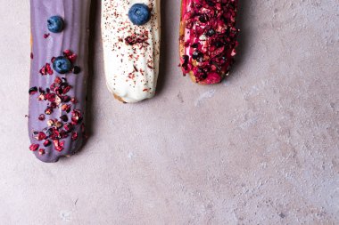 Grup Fransız tatlı pasta taş zemin üzerine. lezzetli renkli pasta.