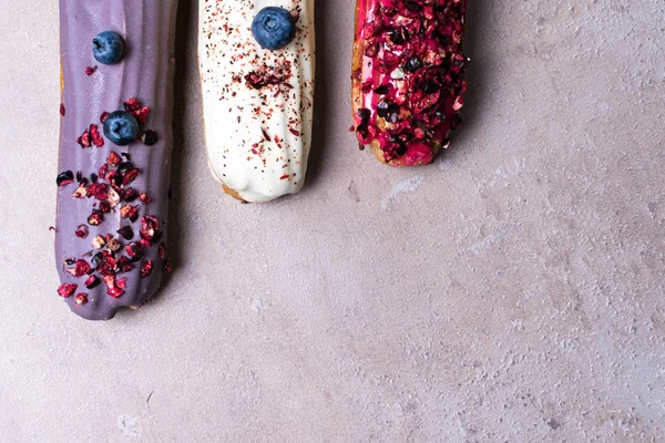 Grup Fransız tatlı pasta taş zemin üzerine. lezzetli renkli pasta.