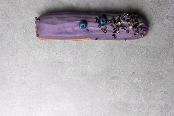 Geleneksel Fransız tatlı - pasta mor krem buzlanma ve taş zemin üzerine çilek ile