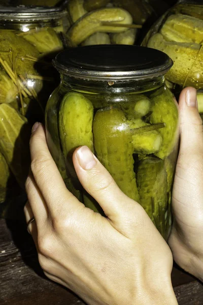 Mulher Coloca Frascos Conserva Com Pepinos Porão Para Armazenamento Por — Fotografia de Stock