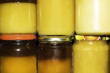 Çeşitli tatlım, kavanoz kapatmak kadar renkli bal kavanozlar, sağlık gıda