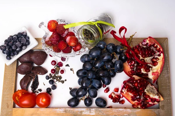 resveratrol, üzüm, Erik, çilek, çikolata, nar, kızılcık, yeşil çay cam kavanoz, domates, yaban mersini kopya alanı karanlık ile yiyecek zengin
