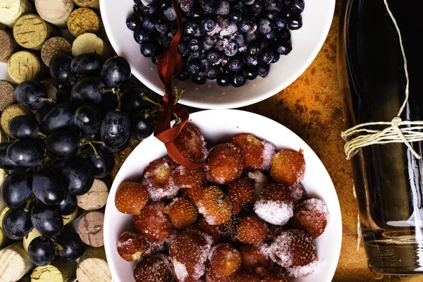 Erdbeere Blaubeere Trauben Auf Weinkorken Reifer Rotwein Antioxidantien Resveratrol Flavonoide — Stockfoto