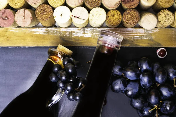 Balsamico Essig Einem Glas Mit Frischen Trauben Und Wein Und — Stockfoto