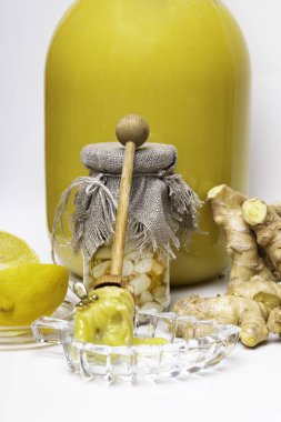 çiçek tatlım, sarımsak koriander, limon dilimleri ve ham zencefil - doğal tıp, beyaz, zengin antioksidan ve vitamin ile izole sağlıklı gıda ile