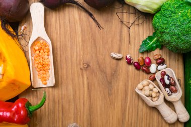 Taze sebze ve baklagiller ahşap pansiyon. Organik gıda. Vegan gıda katkı maddeleri. Sağlıklı beslenme kavramı kopya alanı