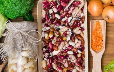 Taze sebze ve baklagiller ahşap pansiyon. Organik gıda. Vegan gıda katkı maddeleri. Sağlıklı beslenme kavramı