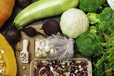 Taze sebze ve baklagiller ahşap arka planda. Organik gıda. Vegan gıda katkı maddeleri. Sağlıklı beslenme kavramı