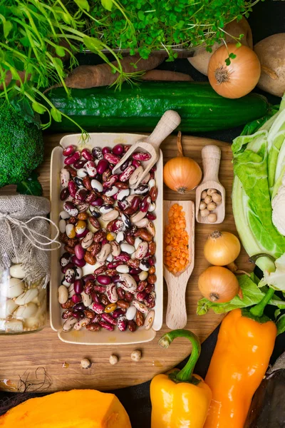 Frisches Gemüse Und Hülsenfrüchte Holzbrettern Bio Lebensmittel Vegane Lebensmittelzutaten Konzept — Stockfoto