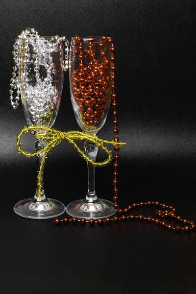 Δύο Ποτήρια Στο Εορταστικό Τραπέζι Διακοσμημένο Χρυσές Κορδέλες Στεφάνια — Φωτογραφία Αρχείου
