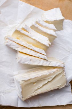 kadar yakın, ahşap kesme tahtası üzerinde menü kavramı yumuşak beyaz kabuklu peyniri dilimlenmiş