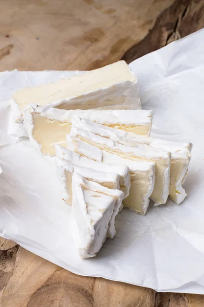 Bitar Camembert Ost Isolerad Träskiva — Stockfoto