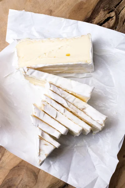 Weicher Cremiger Brie Käse Mit Zuschnitt Auf Holzgrund Konzept Menü — Stockfoto