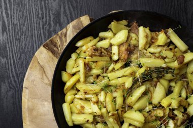 ahşap pano rustik tarzı bir tavada kızarmış patates