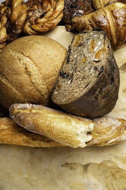 Çeşitli taze lezzetli ekmek ve tatlı çörekler ahşap tablo