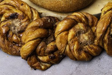 Taze tatlı ev yapımı tarçın rulo şeker