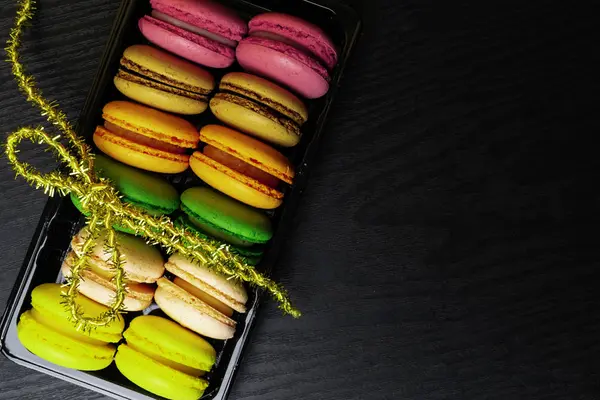 Surtido de color delicioso macarun francés en caja — Foto de Stock