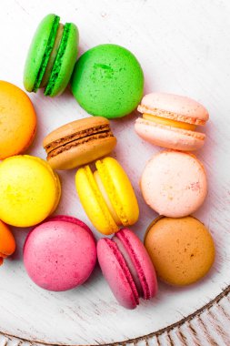 Beyaz arka plan üzerinde izole macarons