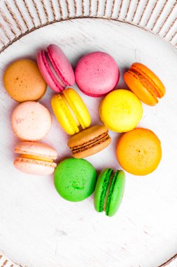 Beyaz arka plan üzerinde izole macarons