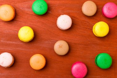 ahşap masa üzerinde renkli Macaron