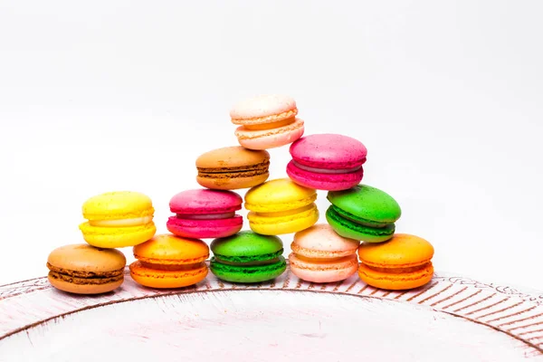 Macarrones franceses dulces y coloridos o macarones sobre fondo blanco . — Foto de Stock