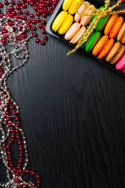 Los muchos macarrones dulces y coloridos en caja, decorados — Foto de Stock