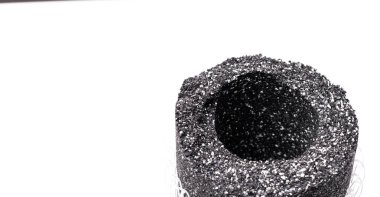 Su filtreleri üzerinde beyaz izole karbon granül