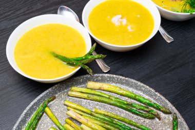 Karides, kuşkonmaz, ahşap zemin üzerine dereotu kabak çorbası