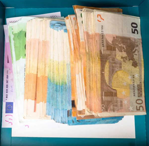 Billetes Euros Pila Dinero Efectivo Pila Billetes Nuevos Aislados Caja —  Fotos de Stock