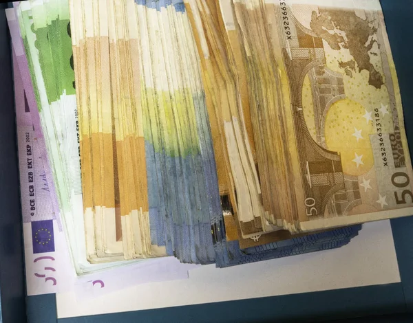 Caja Regalo Con Dinero Fondo Claro — Foto de Stock