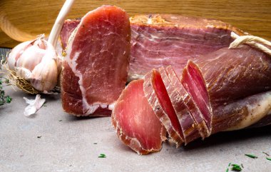 Ev yapımı sırlı füme jambon, salamura et, taze otlar ve aromatik baharat, kuru et alanı Kopyala