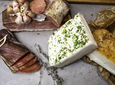 Parçalar tuzlanmış domuz eti yağ, domuz yağı, pranami baharat ve otlar kekik, sarımsak sağlıklı gıda ham