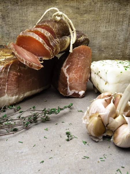 Pedaços Banha Salgada Especiarias Ervas Presunto Fumado Vitrificado Caseiro Carne — Fotografia de Stock